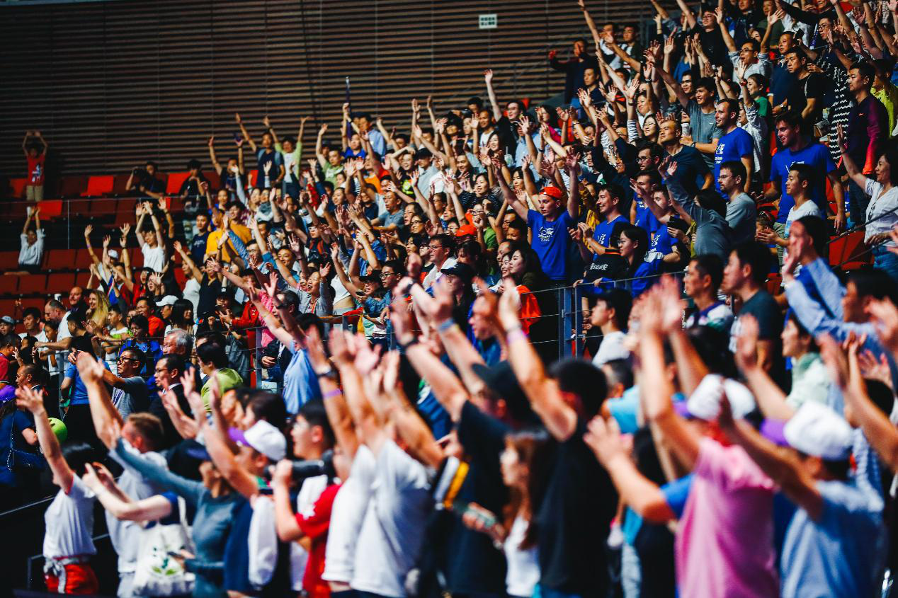 浓眉哥回归赛场，败北首场状态亮眼，美国队观众沸腾！的简单介绍