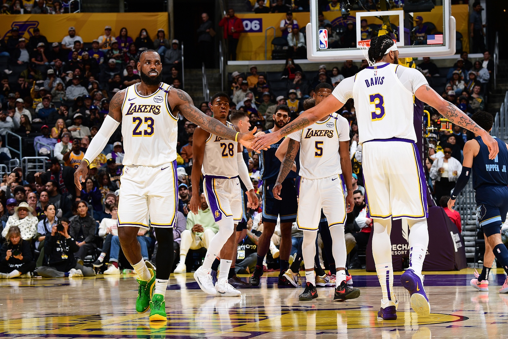 浓眉哥回归赛场，败北首场状态亮眼，美国队观众沸腾！的简单介绍